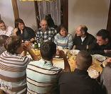 Nono présente Guigui à ses amis, il propose même de boire un toast... Euh...  