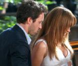 Jennifer Lopez et son partenaire de jeu Alex O'Loughlin sur le tournage de The Back-Up Plan et avec la bonne tenue ! 