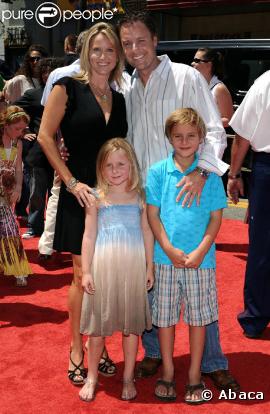 Chris Harrison en famille, lors de l'avant-première de  Mission-G , au El Capitan Theatre d'Hollywood, à Los Angeles, le 19 juillet 2009 !