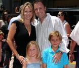 Chris Harrison en famille, lors de l'avant-première de  Mission-G , au El Capitan Theatre d'Hollywood, à Los Angeles, le 19 juillet 2009 !