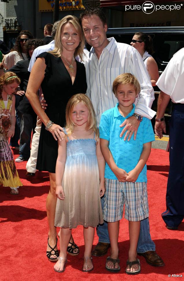 Chris Harrison en famille, lors de l'avant-première de  Mission-G , au El Capitan Theatre d'Hollywood, à Los Angeles, le 19 juillet 2009 !