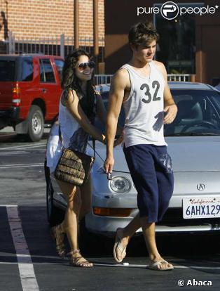 Zac Efron et vanessa Hudgens se baladent à Los Angeles