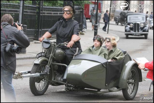 Emma Thompson sur le tournage de Nanny McPhee 2, à Londres. Juillet 2009