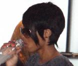 Ciara nous dévoile son joli ventre plat lors de sa séance shopping dans West Hollywood le 24 juillet 2009