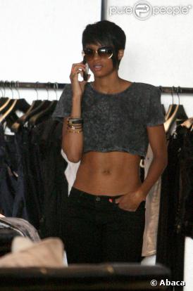 Ciara nous dévoile son joli ventre plat lors de sa séance shopping dans West Hollywood le 24 juillet 2009