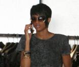 Ciara nous dévoile son joli ventre plat lors de sa séance shopping dans West Hollywood le 24 juillet 2009