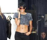 Ciara pose avec quelques fans pendant qu'elle fait du shopping chez Rock & Republic à West Hollywood avant de reprendre le volant de sa grosse Jeep le 24 juillet 2009