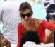 Adrian Grenier sirote un coktail au bord de la piscine, en compagnie de... l'ex de David Duchovny !