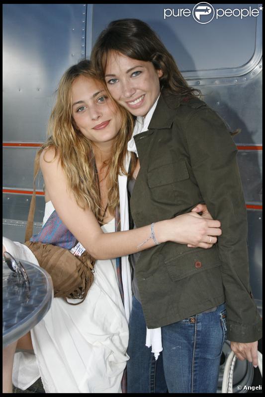 Nora Arnezeder est venue accompagner Laura Smet au concert de Johnny Hallyday, le 14 juillet 2009.