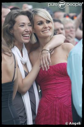 Laura Smet et Laeticia Hallyday au concert de Johnny Hallyday, le 14 juillet 2009.