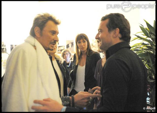 Laura présente son compagnon Julien Delajoux à son père Johnny Hallyday, à l'issue de son concert au Stade de France. 29/05/09