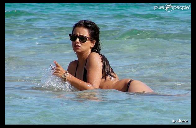 Monica Cruz et un ami se détendent à la plage à Ibiza