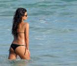 Monica Cruz et un ami se détendent à la plage à Ibiza
