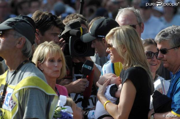 Lance Armstrong, 3e du Tour de France, retrouve dans sa foule sa compagne Anna Hansen et leur bébé, Max, le 26 juillet 2009