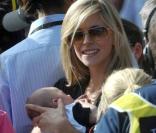 Lance Armstrong, 3e du Tour de France, retrouve dans sa foule sa compagne Anna Hansen et leur bébé, Max, le 26 juillet 2009