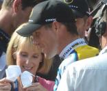 Lance Armstrong, 3e du Tour de France, retrouve dans sa foule sa compagne Anna Hansen et leur bébé, Max, le 26 juillet 2009