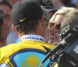 Lance Armstrong, 3e du Tour de France, retrouve dans sa foule sa compagne Anna Hansen et leur bébé, Max, le 26 juillet 2009
