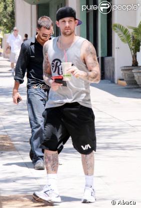 Joel Madden dans les rues de Los Angeles, sirote une boisson protéinée sur le chemin de la salle de muscu. 27/07/09