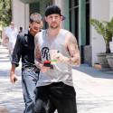Quand Joel Madden, le chéri de Nicole Richie et futur papa, travaille ses muscles tatoués et se met... à l'écriture !