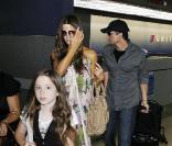 Kate Beckinsale, sa fille et son mari arrivent à l'aéroport de Los Angeles afin de prendre un avion direction... les vacances ! 28/07/09