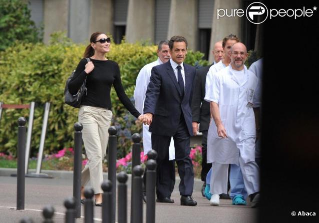 Nicolas Sarkozy et Carla Bruni sortent du Val-de-Grâce 