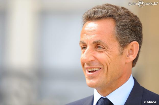 Nicolas Sarkozy se montre rassurant sur le perron de l'Elysée, le 29 juillet 2009 : il est en forme !