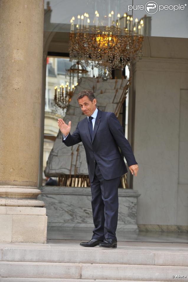 Nicolas Sarkozy se montre rassurant sur le perron de l'Elysée, le 29 juillet 2009 : il est en forme !