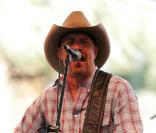 Kevin Costner en concert lors d'un festival en Californie