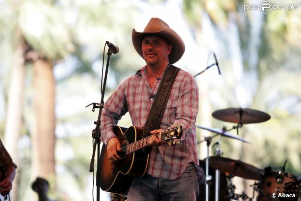 Kevin Costner en concert lors d'un festival en Californie
