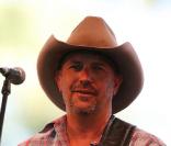 Kevin Costner en concert lors d'un festival en Californie