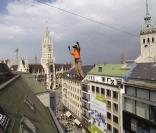 Heinz Zak traverse deux montagnes ou bâtiments à plusieurs dizaines ou centaines de mètres de hauteur
