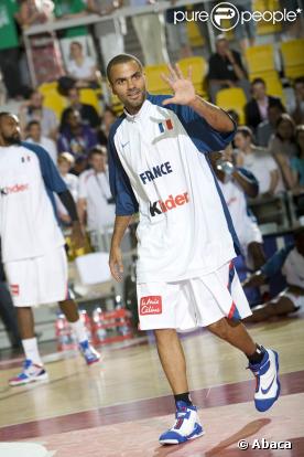 Tony Parker revient en équipe de France pour la fin des repêchages pour l'Euro 2009, tandis que son club de l'ASVEL fait venir son frère TJ comme dernière recrue !