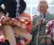 Non, le prince Charles ne regarde pas... sous les jupes des filles !