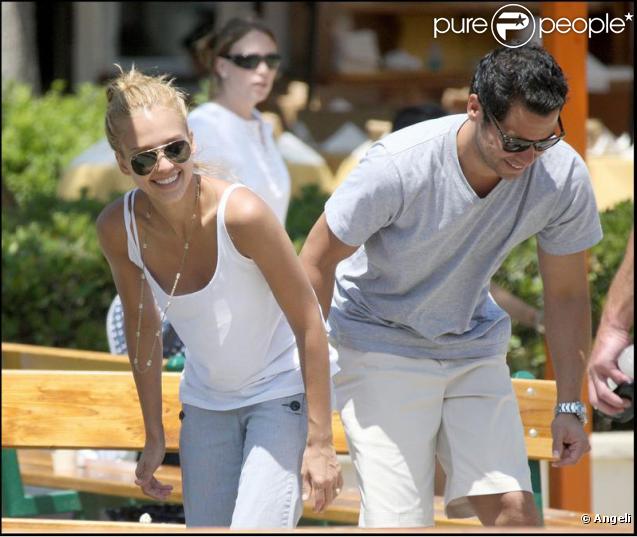 Jessica Alba dans un parc à Malibu avec sa fille, Honor et son mari, Cash Warren.