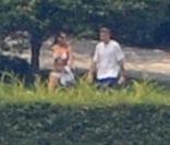 George Clooney et Elisabetta Canali, se promènent et vivent d'amour et d'eau fraîche, près du lac de Côme, le 9 août 2009 !