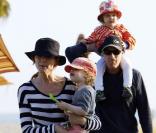Marcia Cross, son époux Tom et leurs jumelles profitent d'un dimanche en famille. 09/08/09