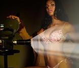 La clip de  Friday Nights , de Keith Morton, avec Suelyn Medeiros !