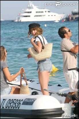 La pétillante Lou Doillon passe quelques jours à Saint-Tropez en compagnie de ses amis. 09/08/09