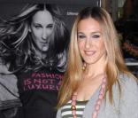 Sarah Jessica Parker, alias Carrie Bradshaw dans la célèbre série  Sex and The City, est une mordue de mode ! Bitten (Mordu en français), sa ligne de vêtement pour les magasins Steve and Barry's, était une évidence !  