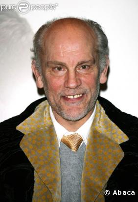 "Technobohemian" est la collection de John Malkovich pour la marque de luxe Arezzo.   
 
  
 
<style type="