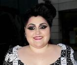 Pour la plantureuse chanteuse, Beth Dito, pas question de travailler avec une enseigne qui ne fait jamais rien à sa taille. Elle a refusé de collaborer avec l'enseigne TopShop et préfère la boutique Evans.  
<meta http-equiv=
