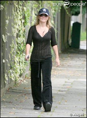Geri Halliwell fait sa marche quotidienne et est aux anges ! 12/08/09