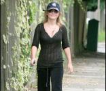 Geri Halliwell fait sa marche quotidienne et est aux anges ! 12/08/09