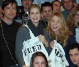 L'équipe de tournage de Gossip Girl (avec Blake Lively et Kelly Rutherford au centre) a une longueur d'avance avec leur sac Feed 