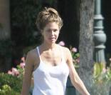 Nikki Cox après sa sortie d'une opération esthétique accompagnée de son mari Jay Mohr, à Los Angeles
