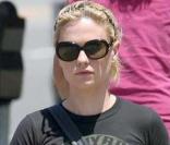 Anna Paquin et Lilac - la fille de son fiancé Stephen Moyer - lors d'une promenade avec leurs chien dans le quartier de Venice, à Santa Monica, à Los Angeles, le 8 août