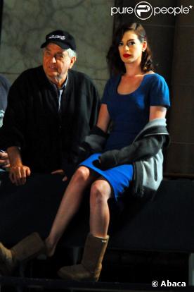 Anne Hathaway discutant avec le réalisateur Garry Marshall sur le tournage de Valentine's Day à Los Angeles le 13 août 2009