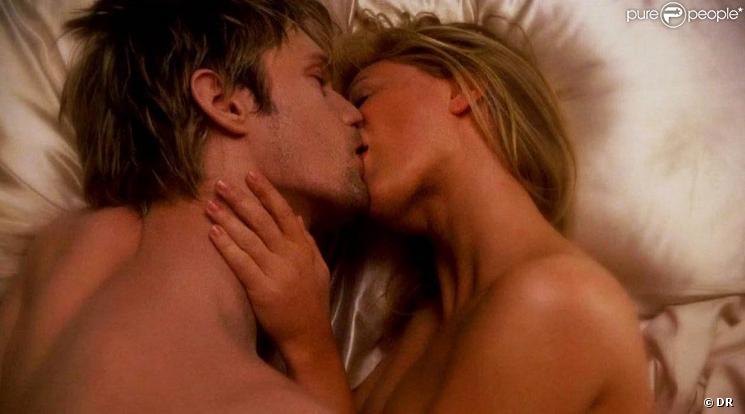 La charmante Anna Paquin et Alexander Skarsgard dans une scène de la saison 2 de  True Blood ... hot ! 