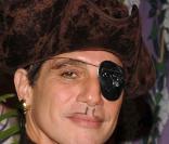 Tony Danza déguisé en pirate pour une soirée Halloween.  