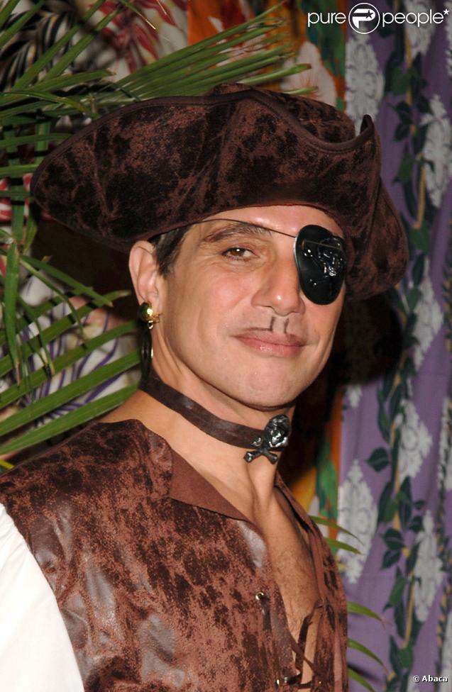 Tony Danza déguisé en pirate pour une soirée Halloween.  